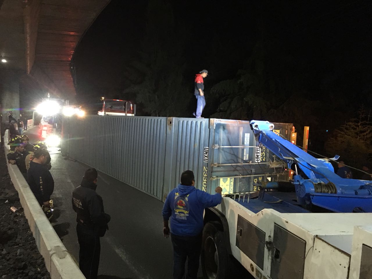 Cierran circulación en autopista Cuernavaca-México por volcadura de contenedor de tráiler