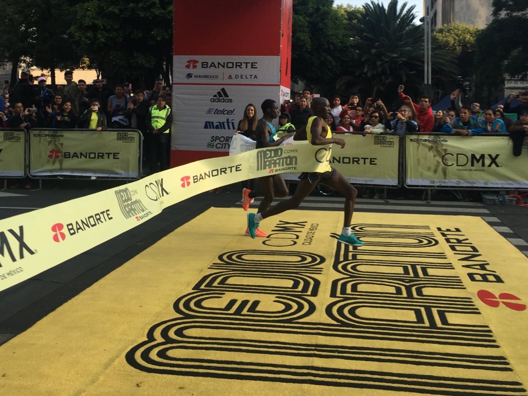 Corredores de Kenia ganan el Medio Maratón de la CDMX