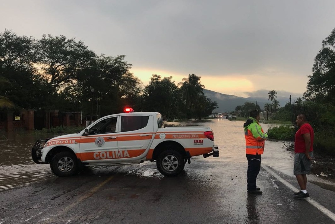 Persisten afectaciones y lluvias por onda tropical 14 en Colima