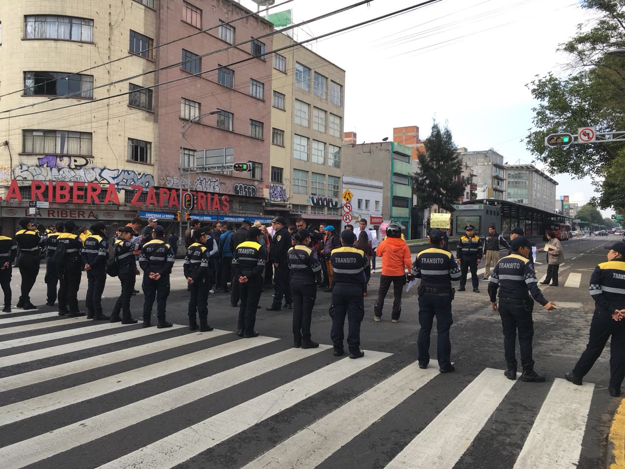 Damnificados del sismo cierran el tránsito en avenida Cuauhtémoc,