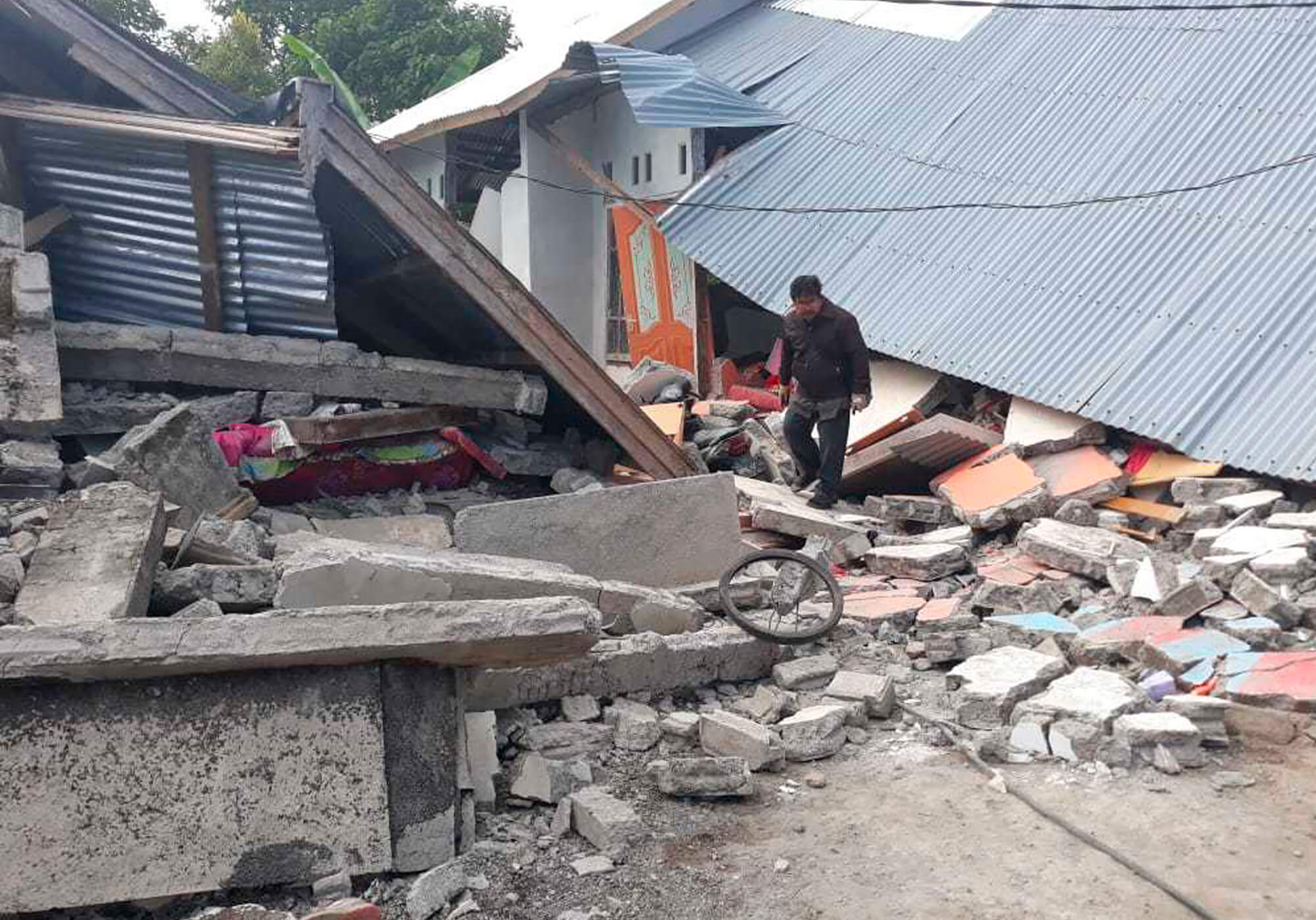 Indonesia: Descienden montañistas atrapados tras sismo