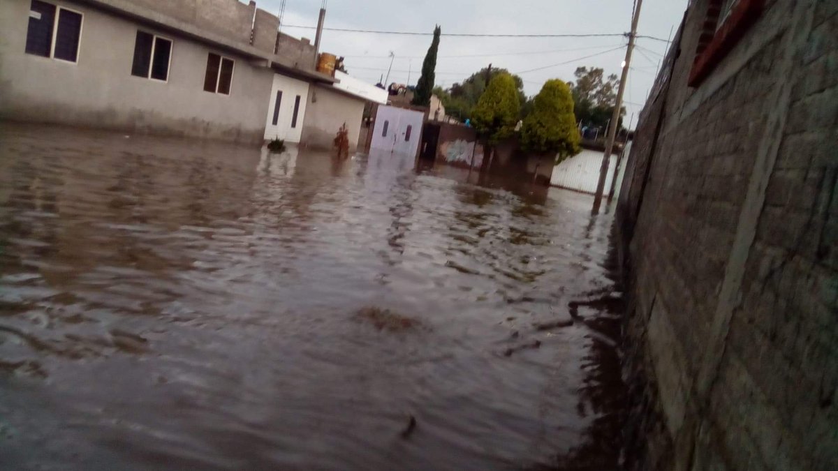 Se desborda canal de Santa Bárbara por lluvias en Ixtapaluca