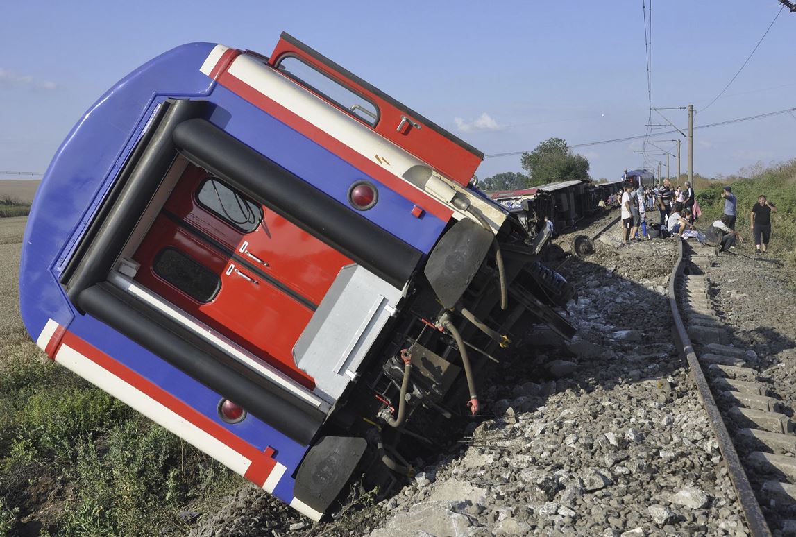 Al menos 10 muertos al descarrilar un tren en Turquía