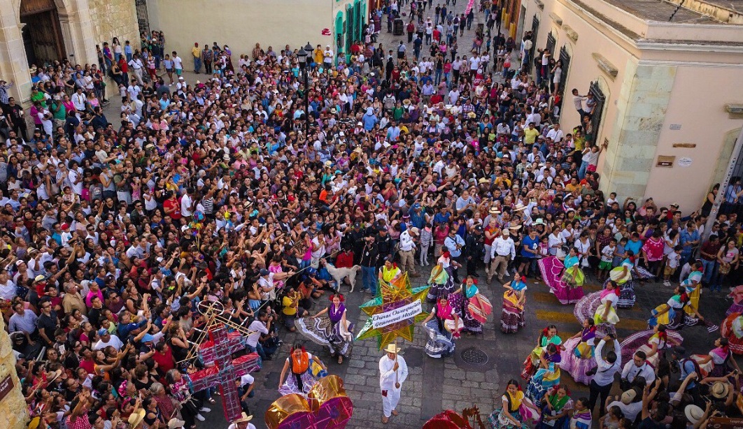 Desfilan delegaciones indígenas en Oaxaca por Guelaguetza