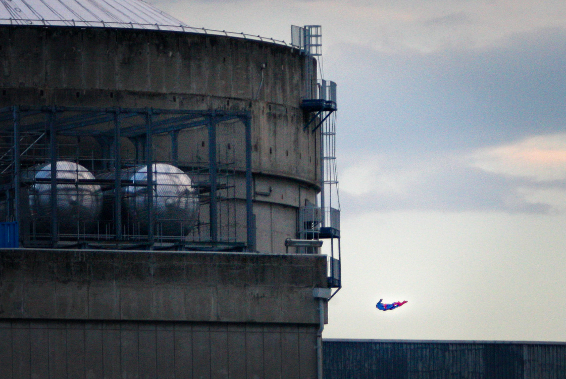 Greenpeace estrella dron con forma de Superman en planta nuclear