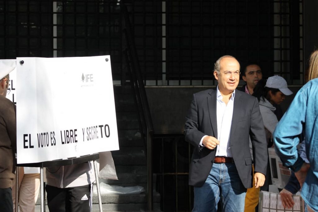 El expresidente de México Felipe Calderón Hinojosa emite su voto