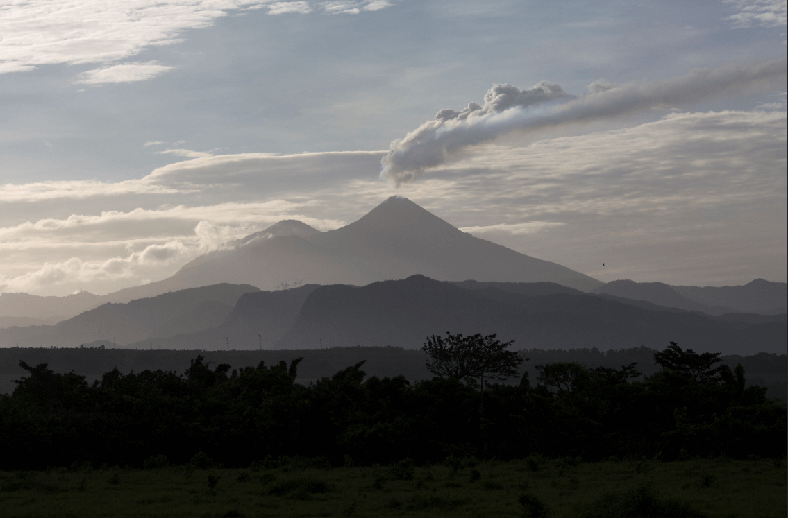 Volcán Pacaya en Guatemala expulsa lava