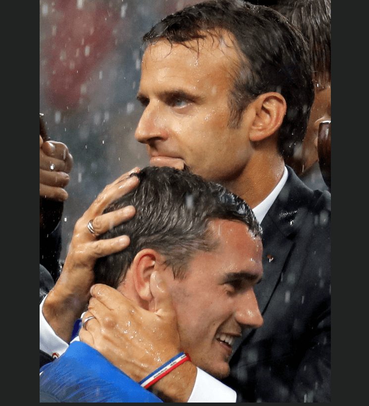 Emmanuel Macron abraza a Antoine Griezman tras el triunfo de la selección francesa. (EFE) 
