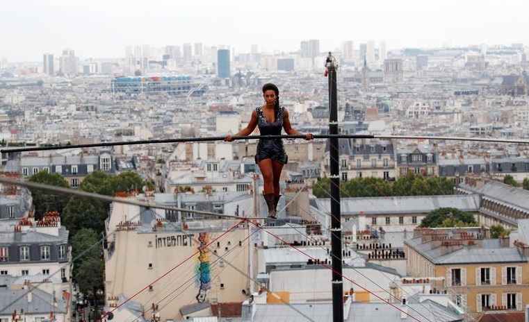 Equilibrista camina 35 metros altura en Montmartre, Francia