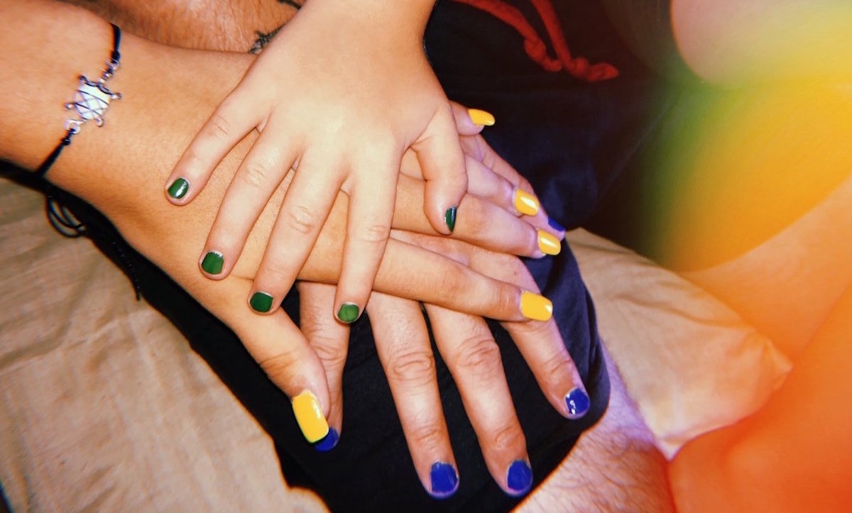 Niño de 5 años se pinta las uñas y la lección del abuelo se vuelve viral