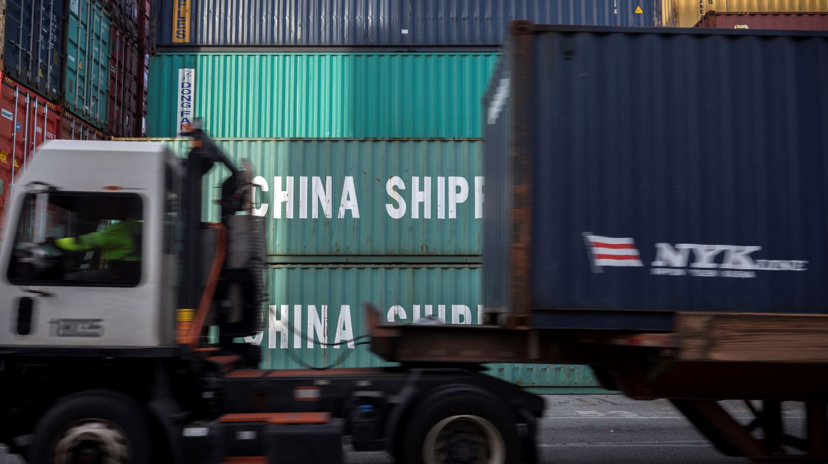 EU escala guerra comercial, impone más aranceles a China por 200 mil mdd