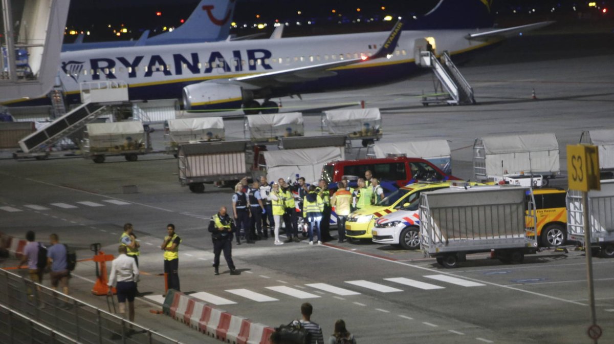 Evacuan avión en aeropuerto holandés por amenaza de bomba