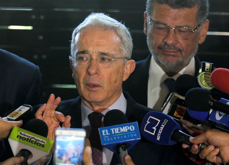 Corte Suprema Colombia suspende procesos contra Uribe
