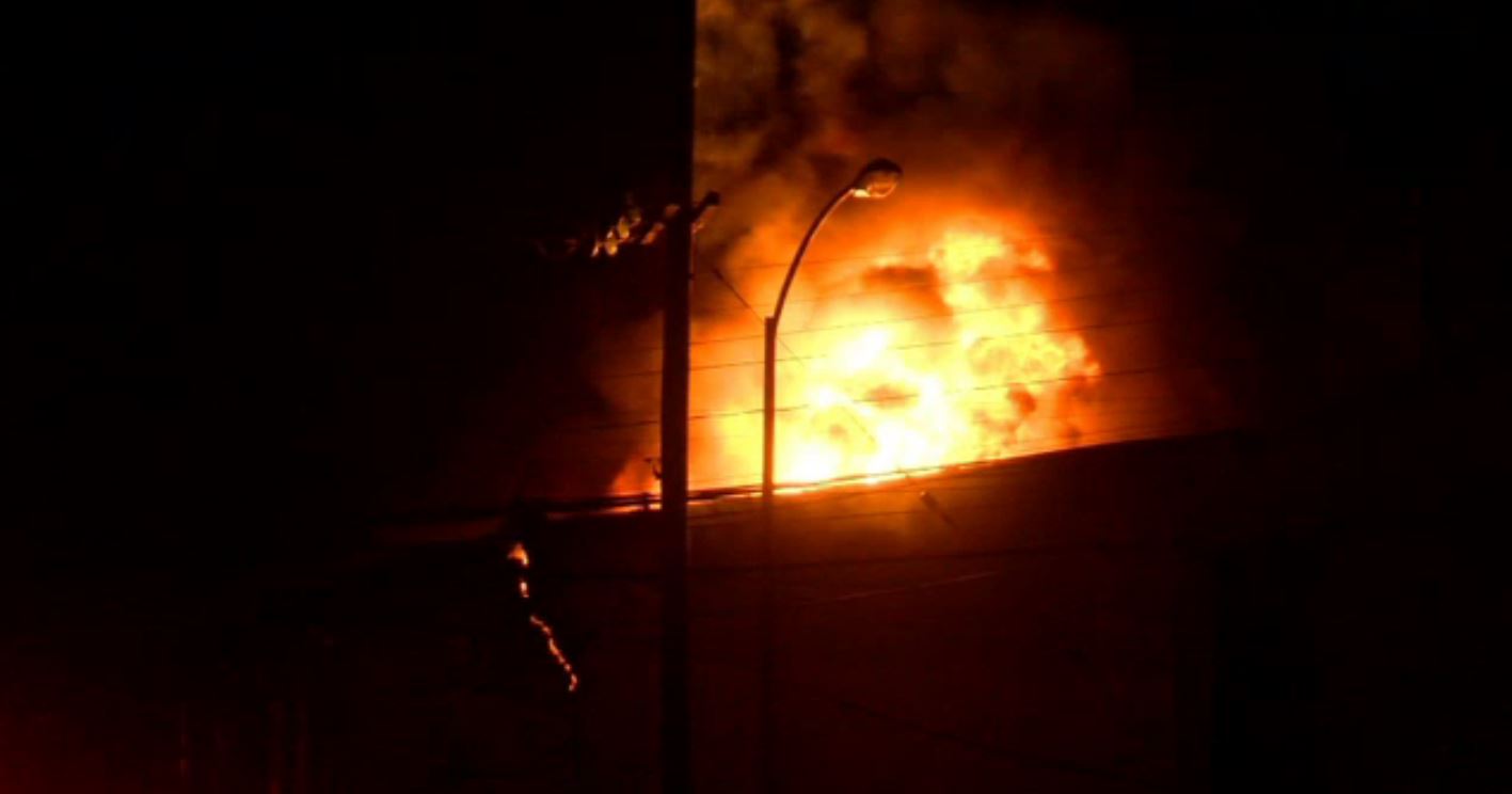 Incendio consume bodega de fábrica de pegamento en Monterrey
