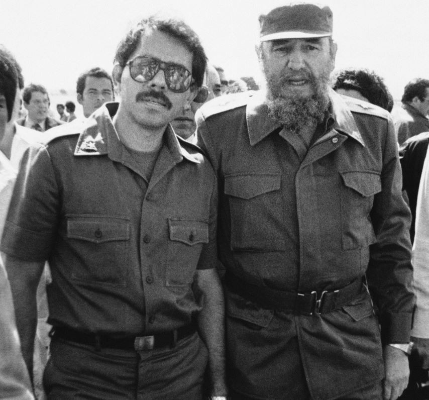 Fidel Castro y Daniel Ortega en 1985. (AP)
