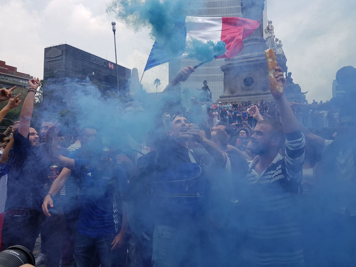 Franceses celebran triunfo en Rusia en el Ángel de la Independencia