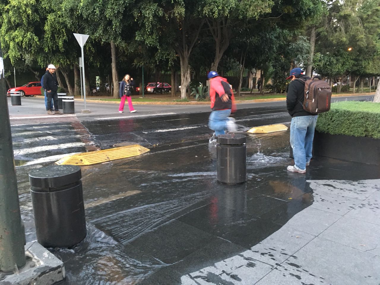 Fuga de agua convierte en río salvaje avenida Horacio, Polanco
