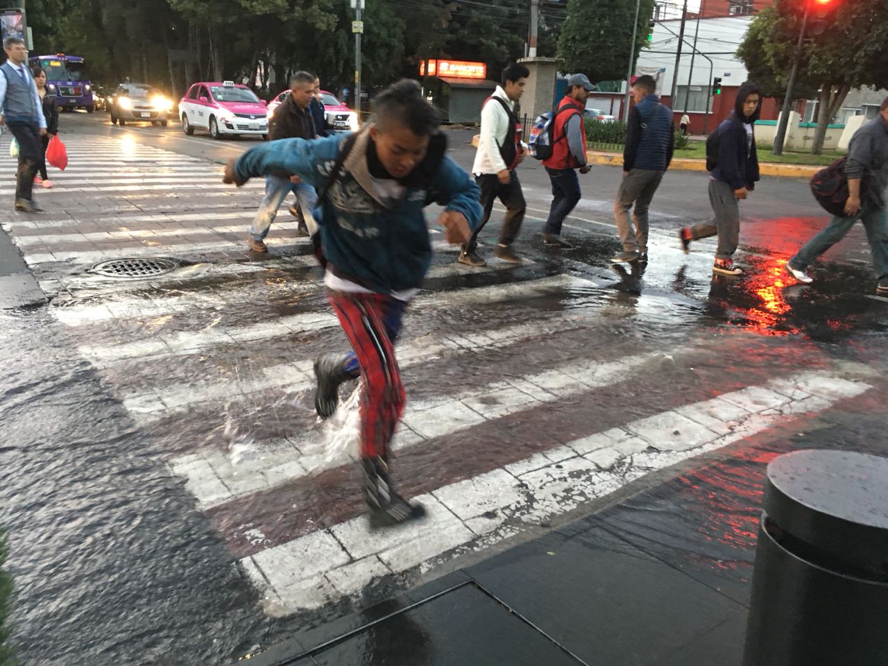 Fuga de agua convierte en río salvaje avenida Horacio, Polanco