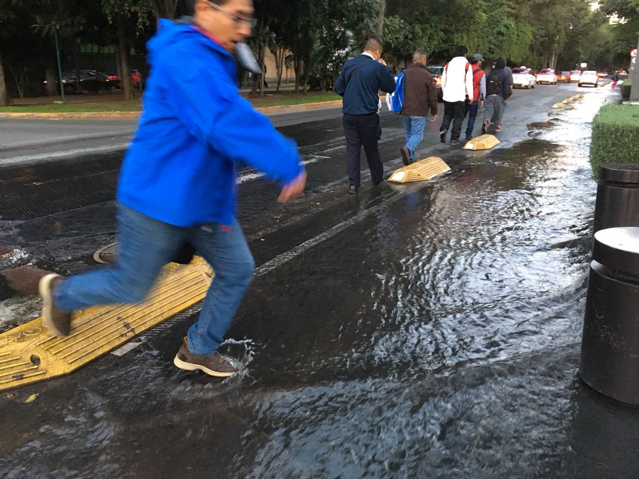 Fuga de agua convierte en río salvaje la avenida Horacio, en Polanco
