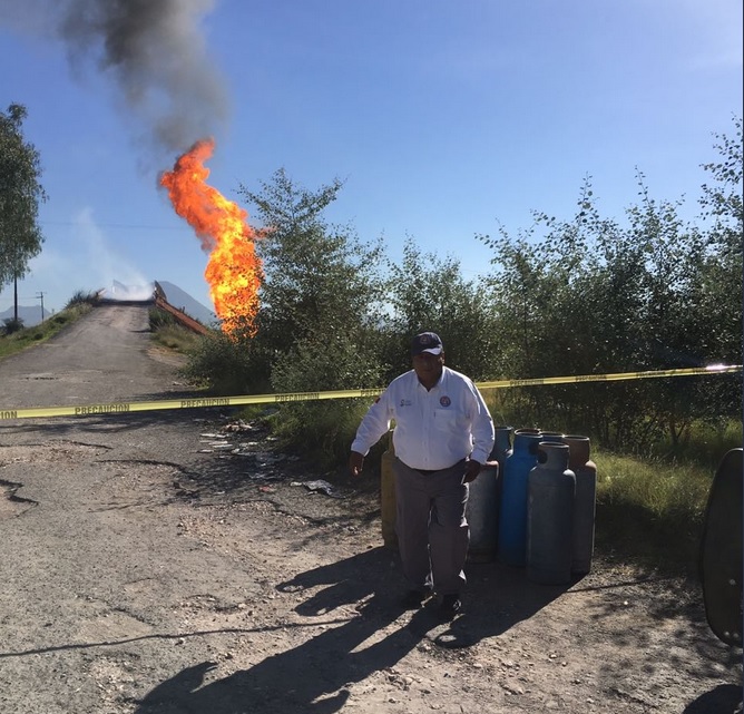 Se registra incendio por toma clandestina en Acajete, Puebla