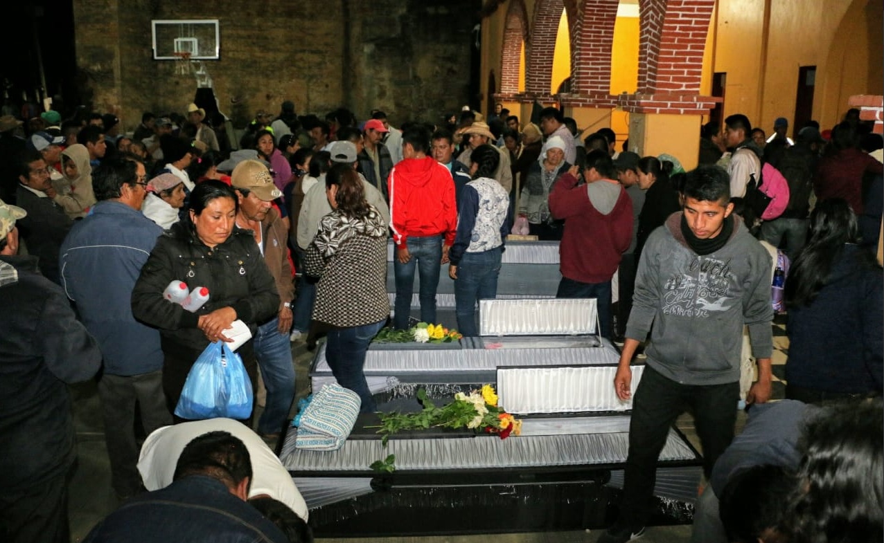 Sepultan a 13 comuneros asesinados en Oaxaca por conflicto agrario