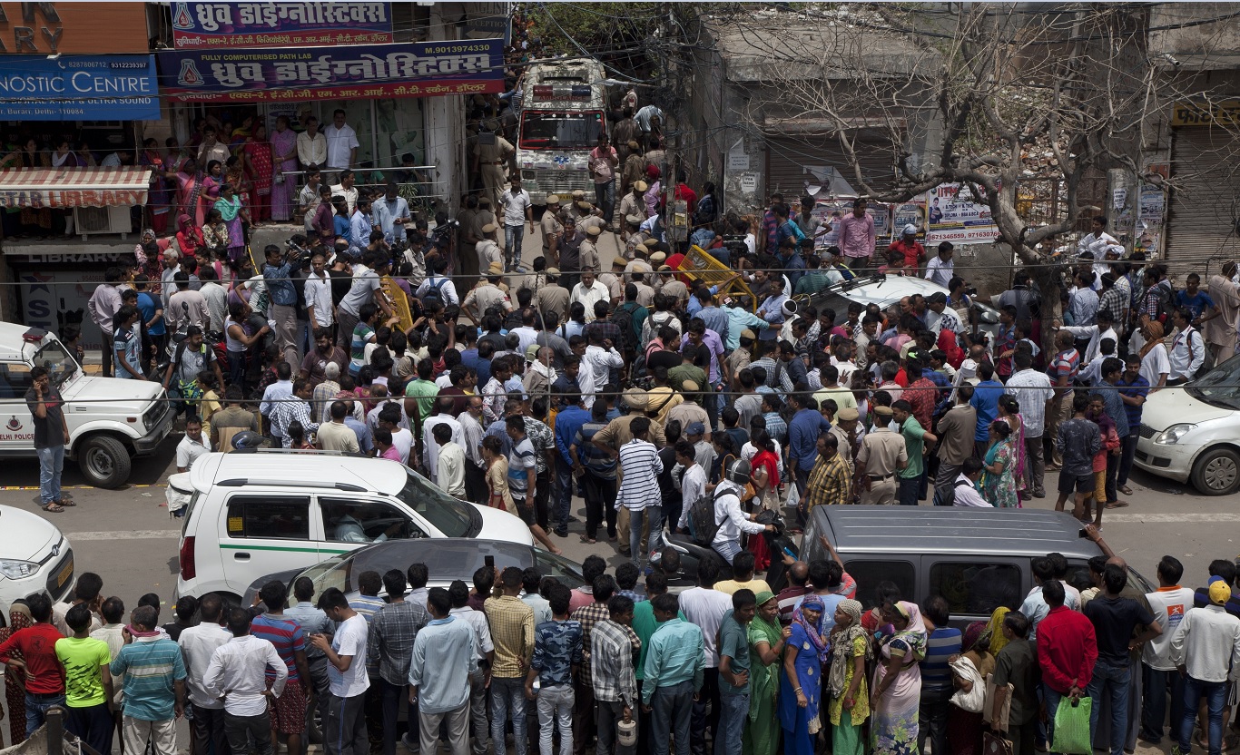 Hallan 11 muertos de misma familia en casa de Nueva Delhi