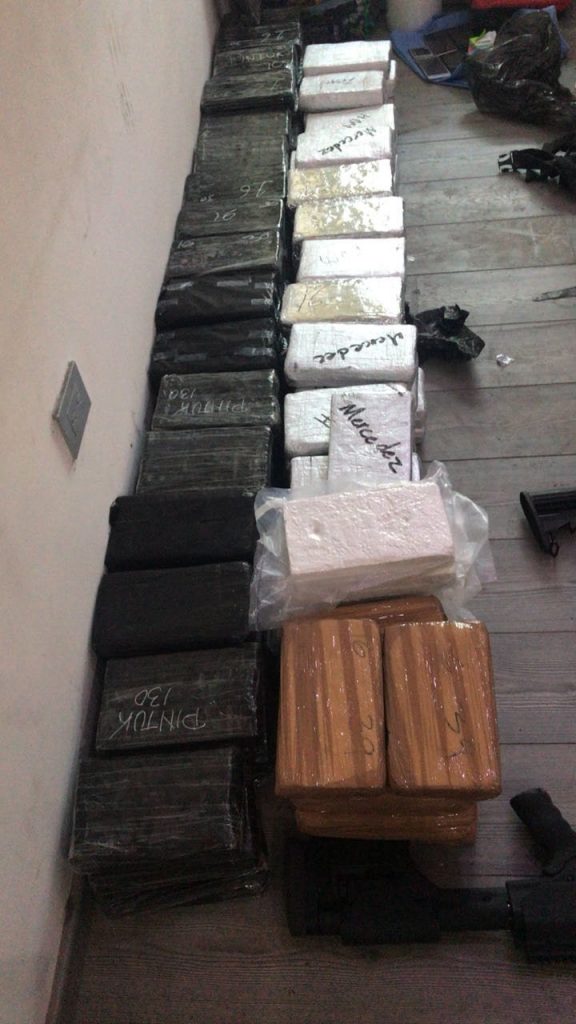 Aseguran 130 kilos de cocaína ocultos bajo piso corredizo