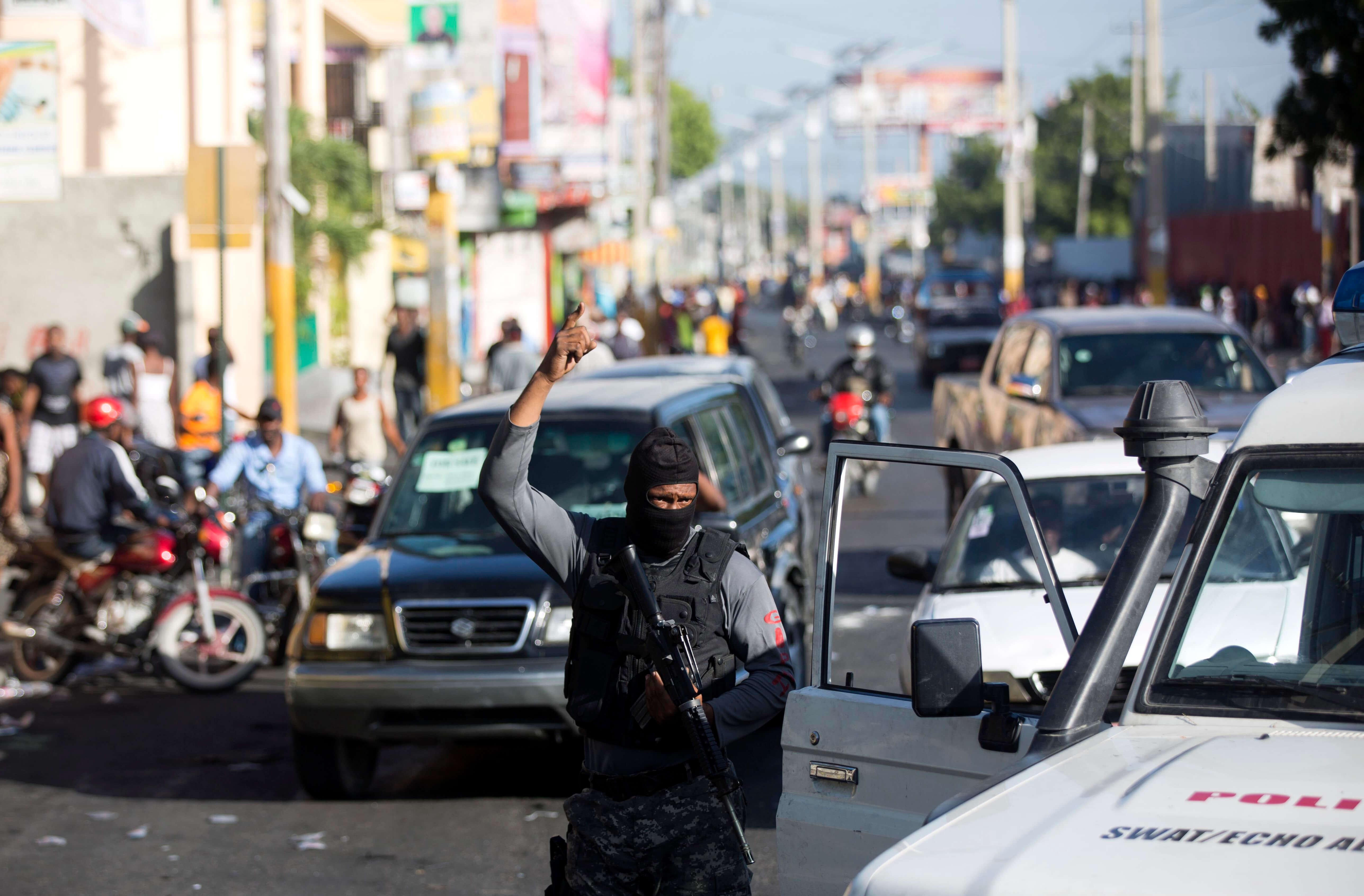EU autoriza salida de personal en Haití ante protestas por gasolina