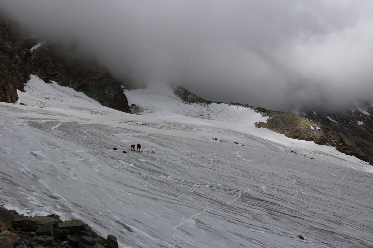 Encuentran restos humanos en glaciares derretidos de los alpes suizos