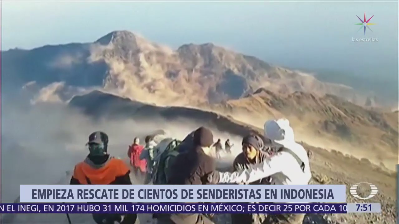 Helicópteros rescatan a alpinistas atrapados tras sismo en Indonesia