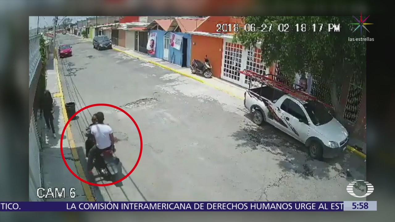 Hombres a bordo de motocicleta asaltan a joven en Coacalco