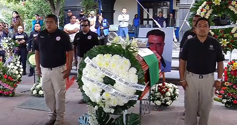Rinden homenaje a bomberos fallecidos por explosiones en Tultepec