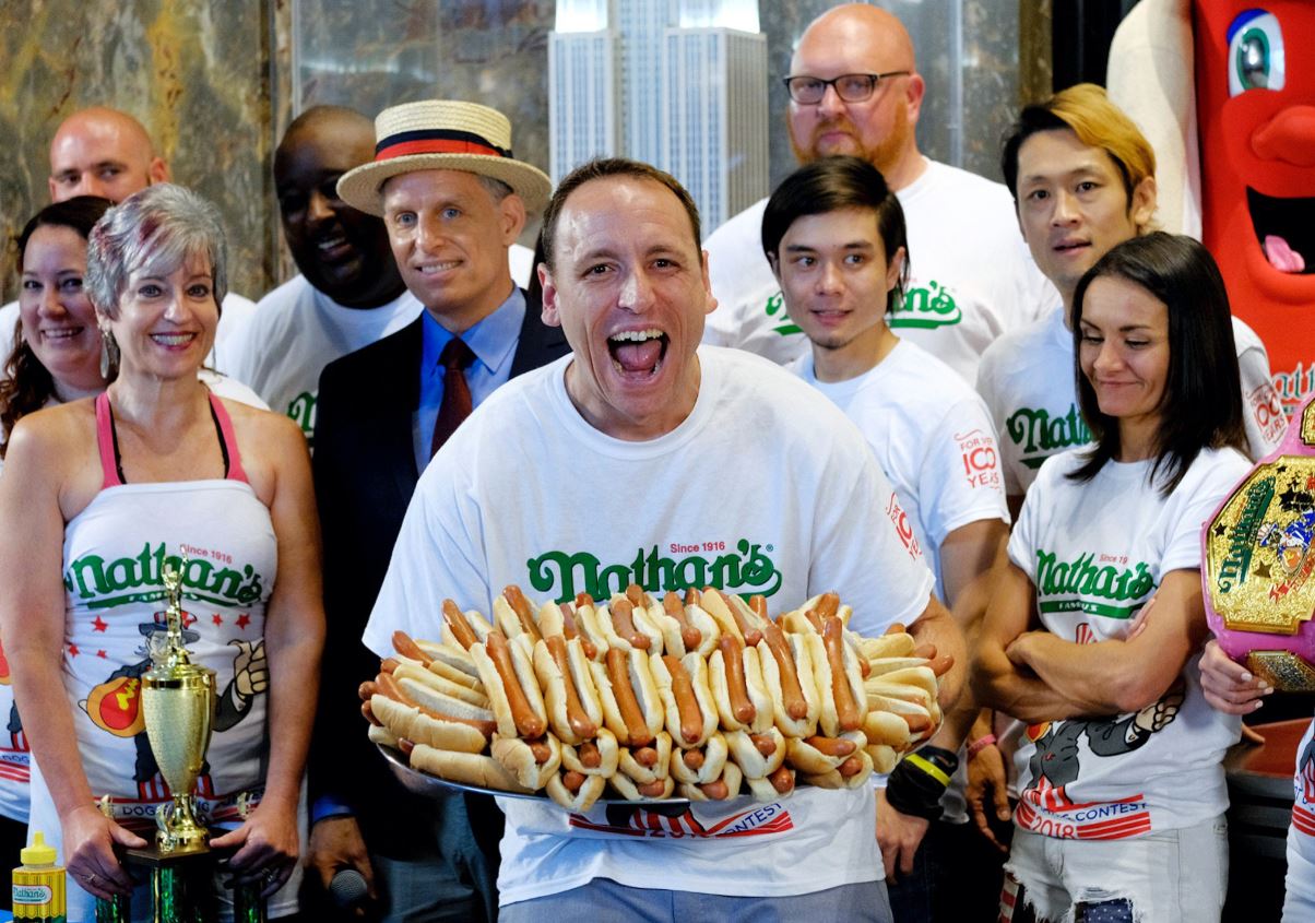 Sujeto devora 74 hot dogs y gana concurso en Nueva York