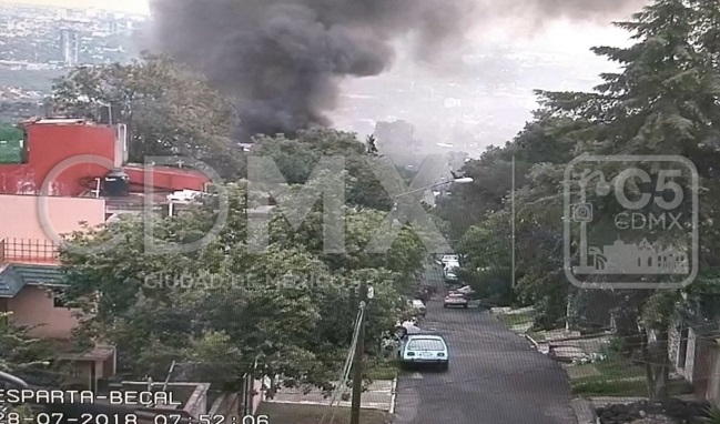 Bomberos atienden incendio de vehículo en Tlalpan