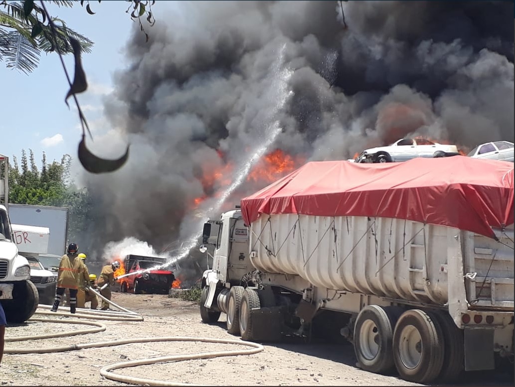 Incendio daña 297 autos en un corralón en Tehuacán, Puebla
