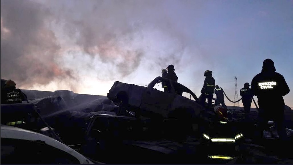 Incendio dentro de corralón afecta a 200 vehículos en Puebla