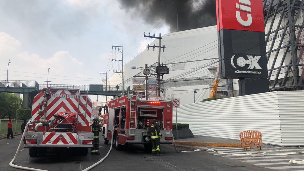 Cierran Calzada del Hueso por incendio en centro comercial