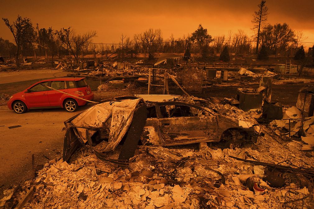 Incendio forestal arrasa 500 inmuebles en California