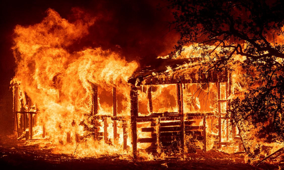 Incendio forestal deja un muerto en California, EU