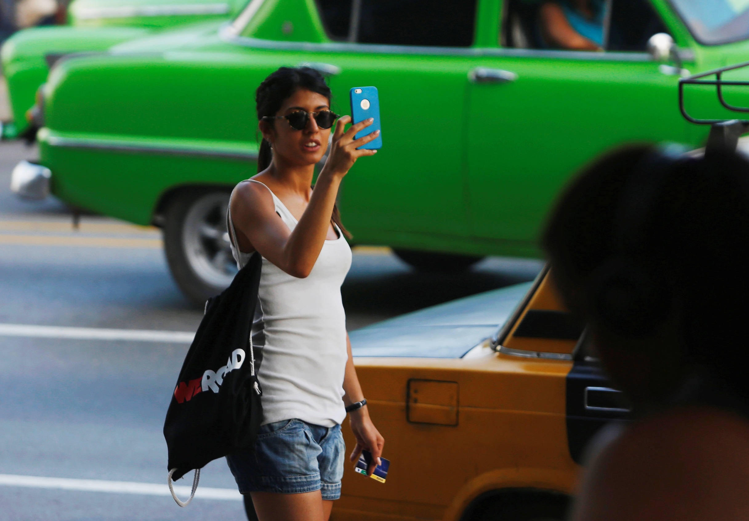 Cuba comienza a implementar acceso a internet desde celulares