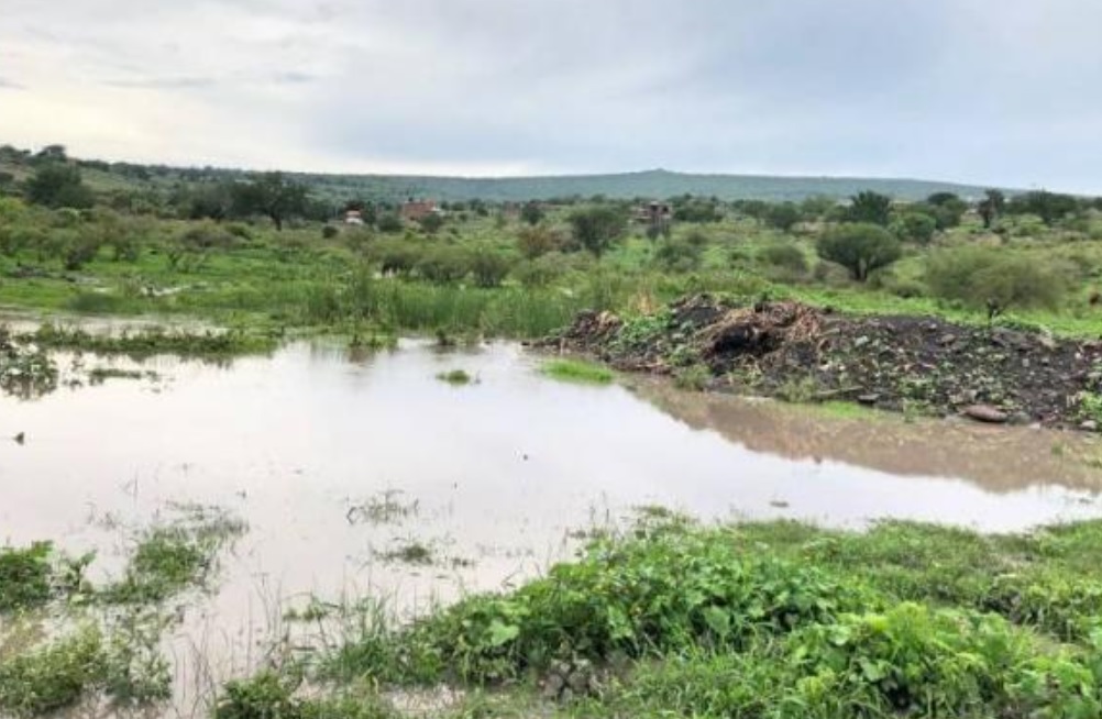 Desborda arroyo por lluvias y afecta 10 viviendas en Michoacán