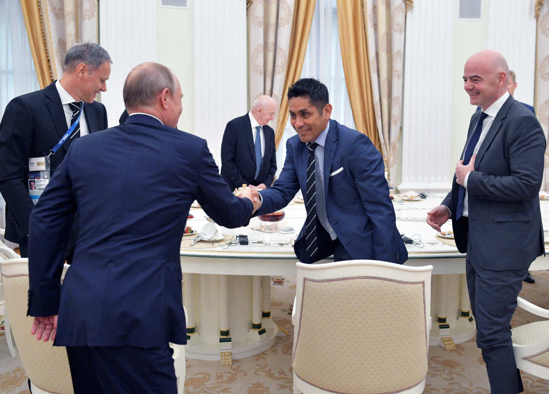 Jorge Campos saluda al presidente de Rusia, Vladimir Putin. (EFE)