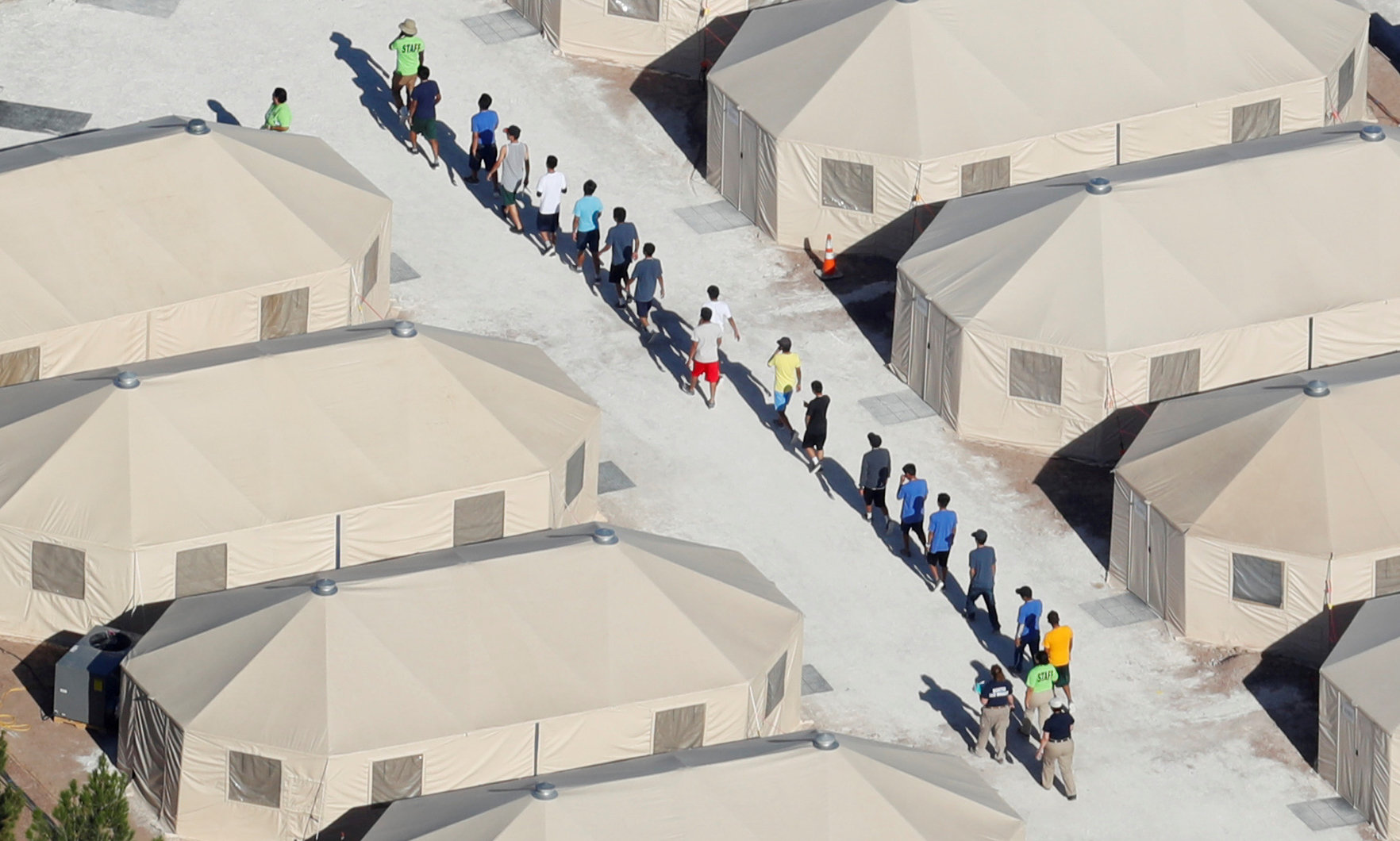 Jueza supervisor evalue condiciones niños migrantes Texas
