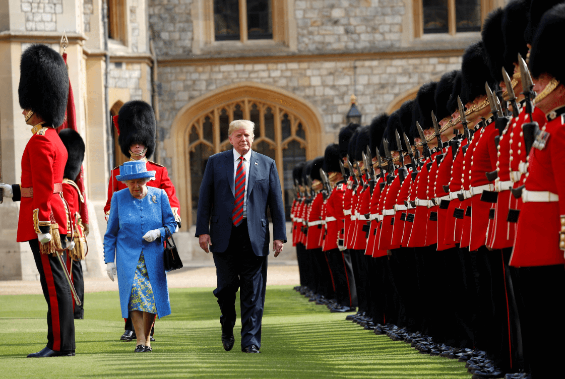 La reina Isabel II y Donald Trump pasan revista a las tropas británicas. (AP) 