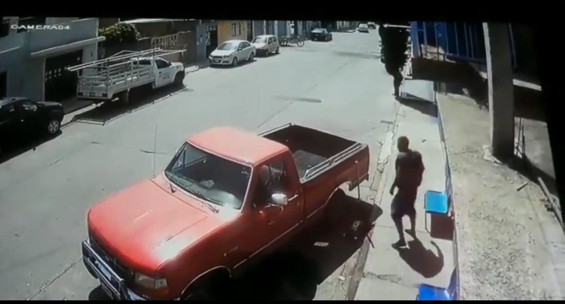 Ladrón intenta robar camioneta, pero no sabe manejar