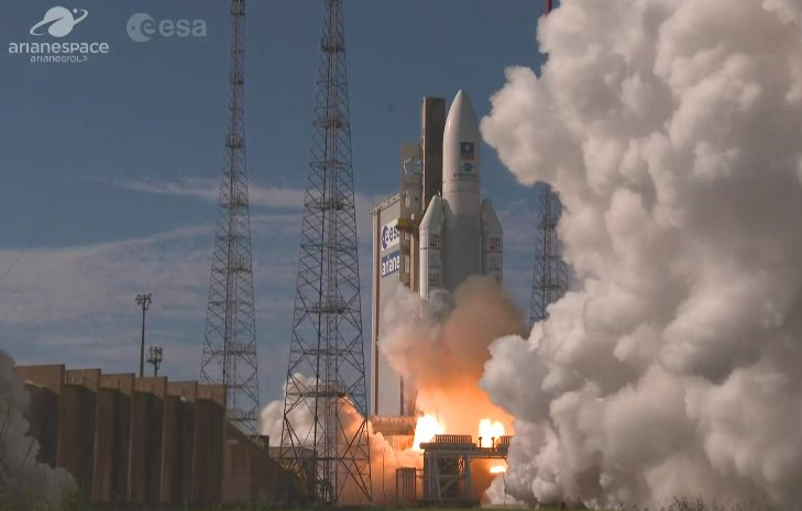 Despega cohete Ariane-5 que pone en órbita cuatro satélites