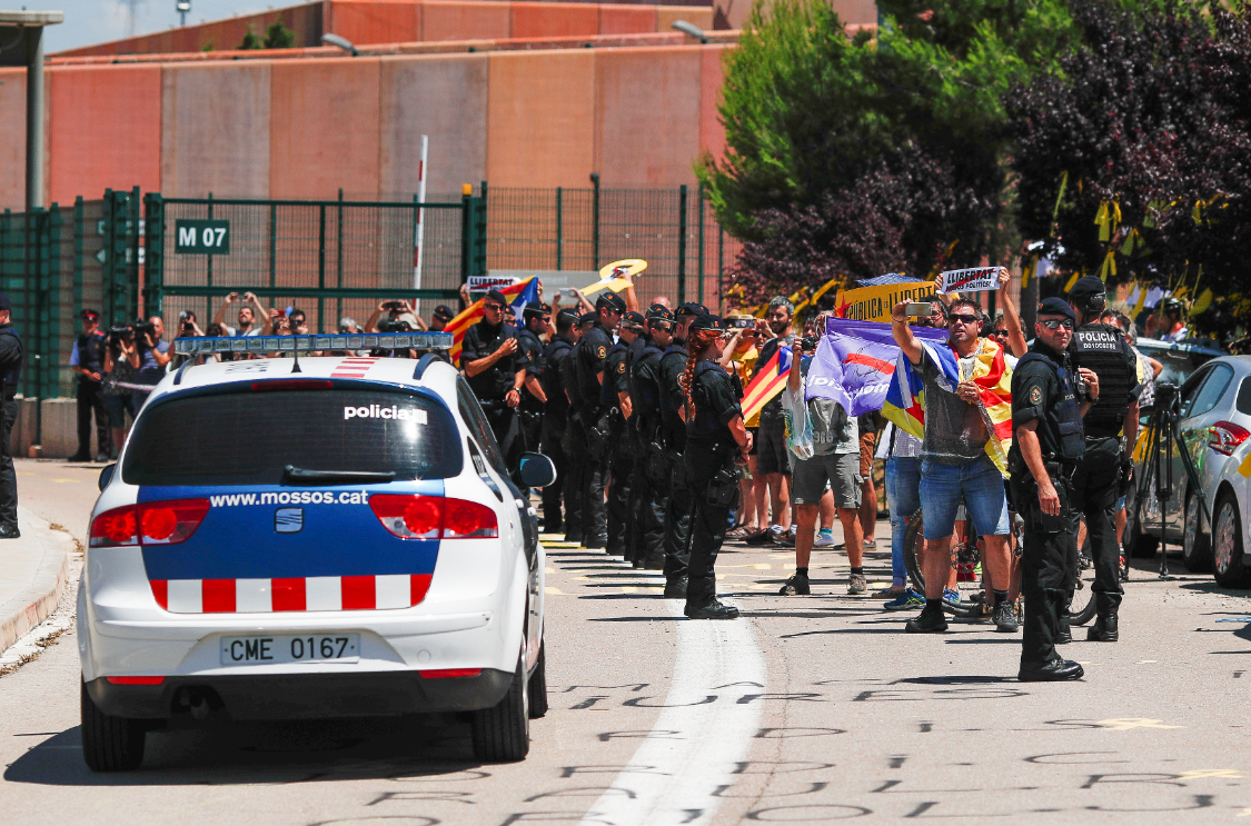 Ingresan en cárceles de Cataluña líderes independentistas