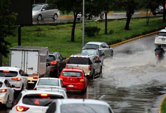 Lluvia provoca inundaciones en Iztacalco e Iztapalapa