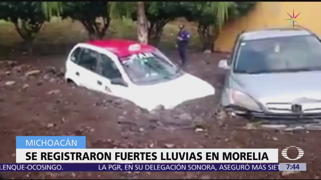 Lluvia arrastra autos e inunda viviendas en Morelia