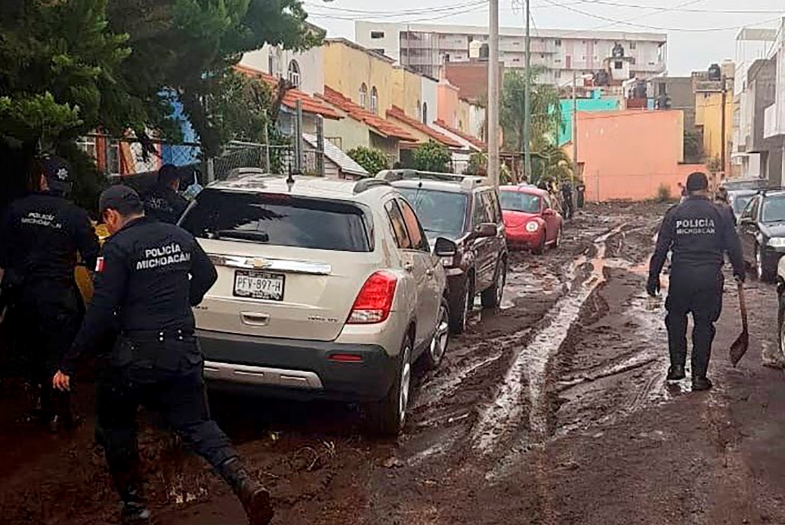 Retiran lodo y escombros de calles tras tromba en Morelia, Michoacán